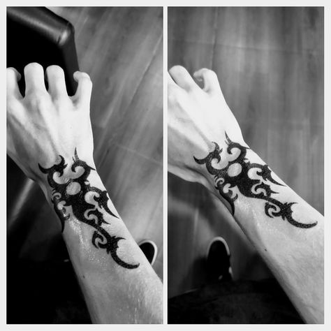 Jesse Hand Tattoo, Aaron Paul Tattoo, Jesse Pink Man Tattoo, Emo Tattoos Men, Jesse Pinkman Tattoo Ideas, Borneo Scorpion Tattoo, Jesse Pinkman Hand Tattoo, Jessie Pinkman Tattoo, 2000s Tattoos Men