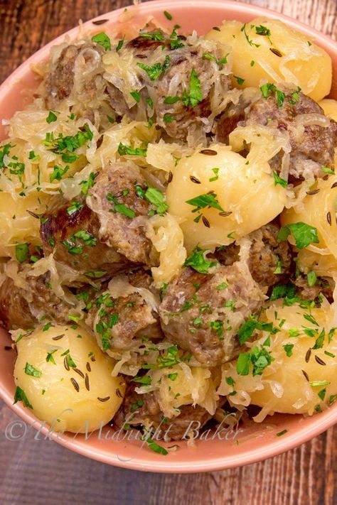 If there's anything such as quick slow cooker, this meal is it! Sauerkraut And Bratwurst, German Bratwurst Dinner, Bavarian Bratwurst Recipes, Recipes Using Bratwurst Sausage, Crockpot Bratwurst Recipes, Braut Recipes Dinners, Braut Recipes Bratwurst, Bratwurst Dinner Ideas, Bratwurst Recipes Crockpot