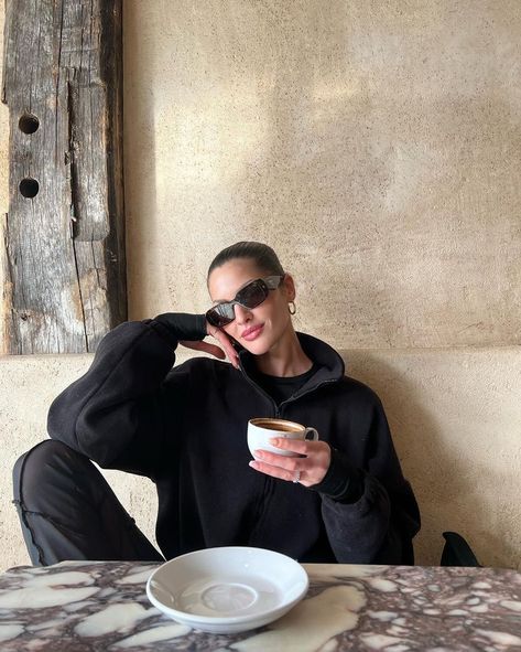 Coffee Shop Poses Instagram, Street Style Poses, Coffee Shop Photo Ideas, Coffee Shop Poses, Coffee Pose, Coffee Shop Photoshoot, Aesthetic Coffee Shop, Australian Winter Fashion, Shop Outfits