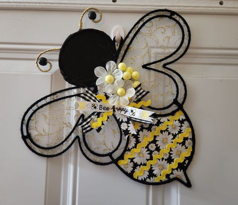 Bumble Bee Decorations, Bumble Bee Craft, Bee Hive Craft, Deco Mesh Wreaths Tutorials, Sunflower Crafts, Honey Bee Decor, Deco Wreaths, Mesh Wreath Diy, Bee Wreath