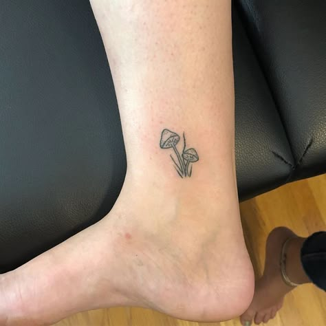 Holly Biberdorf on Instagram: “Little mushrooms for Janel!🧡 : : : : : : : : : #ropesbud #handpoke #handpoked #stickandpoke #sticknpoke #machinefree #ttr #ssoo #flash…” Single Mushroom Tattoo, Mushroom Stick And Poke, Shroom Tattoo, Small Mushroom Tattoo, Small Music Tattoos, Stick Tattoo, Stick Poke Tattoo, Brain Tattoo, Mushroom Tattoo