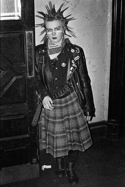 vintage everyday: 39 Photographs Capture the Strangeness of London Nightlife From Between the 1970s and 1990s 80s Punk Fashion, Derek Ridgers, Punks 70s, Punk 80s, Punk Subculture, 70s Punk, 80s Punk, Punk Culture, Punk Hair