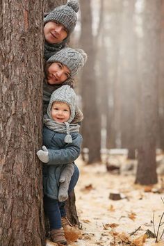 Winter Family Photoshoot, Winter Family Photography, Family Photo Outfits Winter, Christmas Family Photoshoot, Photo Halloween, Winter Family Photos, Family Photoshoot Poses, Outdoor Family Photos, Family Christmas Pictures