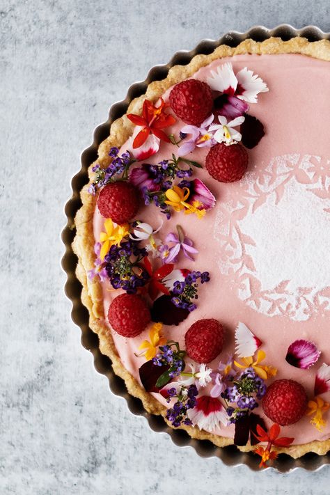 Amoretti Raspberry Custard Tart Recipe Raspberry Custard Tart, Raspberry Custard, Creamy Dessert Recipes, Thanksgiving Food Sides, Tarts Crust, Raspberry Tarts, Chocolate Cream Pie, Custard Tart, Custard Filling