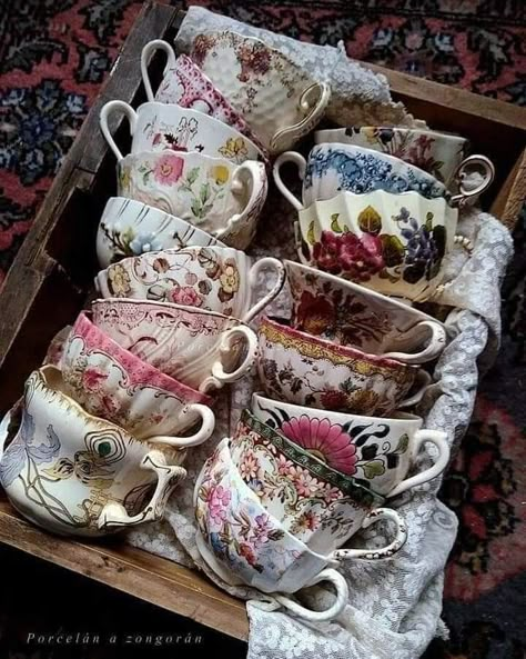 Tea Vintage, Make Tea, Antique Dishes, Pretty Mugs, Keramik Design, Vintage Dinnerware, Tea Cups Vintage, Decoration Inspiration, Cup Tea