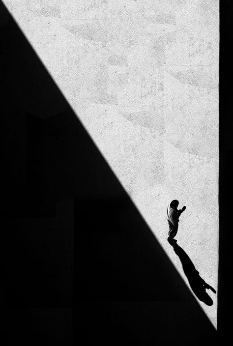 PHOTO P&B/GRAFISMO.                                                                                                                                                                                 Mais Serge Najjar, Title Idea, Light And Shadow Photography, Shadow People, Photo Hacks, Minimal Photo, Minimal Photography, Shadow Photography, Minimalist Photography