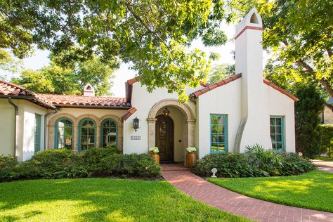 This Sassy Señorita Will Have You Swearin’ That You Live in Sante Fe - D Magazine One Story Spanish Style Homes, Spanish Colonial Style Homes Exterior, Spanish Ranch Style Homes, Spanish Style Exterior, Hacienda Homes, Spanish Bungalow, Hacienda Style Homes, Spanish Mediterranean, Spanish Villa