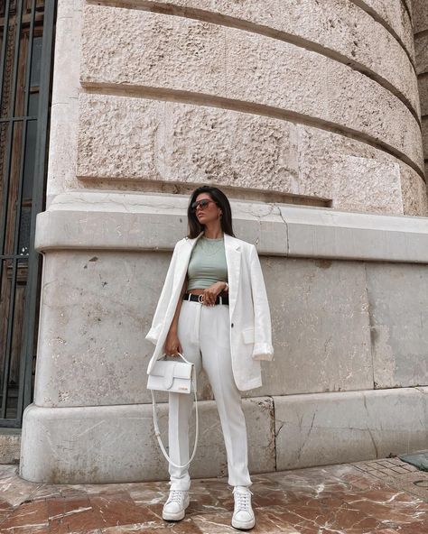 Marina Muñoz в Instagram: «White suit my fav🤍» Jaquemus2020 Bag, Jacquemus Bag Outfit, White Bag Outfit, Ny Outfits, Jacquemus Bag, Classy Fits, Bag Outfit, Winter Outfits Cold, White Suit