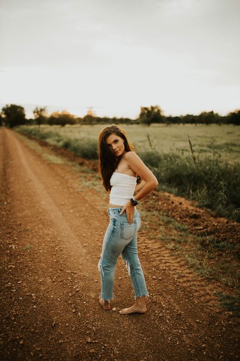 Dirt road picture. Amazing Senior Pictures, Barefoot Photoshoot Ideas, Class Of 2024 Senior Pictures, Senior Casual Pictures High Schools, Country Senior Pictures Outfits, Western Graduation Pictures, Senior Picture Ideas Western, Hippie Senior Pictures, Country Senior Photos