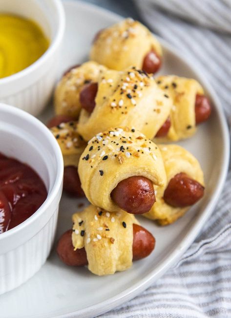 These everything bagel pigs in a blanket are such a yummy and easy appetizer. Delicious mini sausages rolled up in flakey crescent roll dough, topped with everything bagel seasoning. They're flakey, buttery, salty, and so delicious for a party! Everything Bagel Pigs In A Blanket, Super Bowl Food Ideas, Super Bowl Finger Foods, Mini Sausages, Pillsbury Crescent Roll Recipes, Football Tailgate Food, Sausage Appetizers, Tailgate Recipes, Sausage Wrap