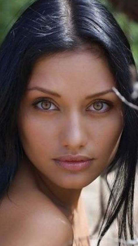 Enigmático rostro, y muy hermoso. 😍💋💘😳👍🏽 American Indian Girl, Native Women, Native American Photos, Lovely Eyes, Native American Peoples, Stunning Eyes, American Beauty, Pretty Eyes, You Can