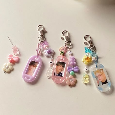 Kpop Keychain, Diy Keyring, Diy Beaded Rings, Kpop Diy, Cute Keychain, Diy Keychain, Diy Phone, Beaded Keychains, Beaded Accessories