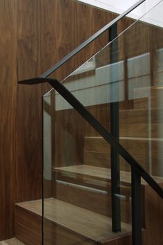 Wood Railings For Stairs, Design Stairs, Glass Handrail, Metal Stair Railing, Modern Stair Railing, Interior Railings, Interior Balcony, Staircase Handrail, Iron Stair Railing