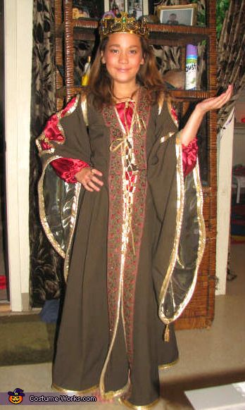 Medieval Queen - Homemade costumes for girls Best Female Halloween Costumes, Unique Diy Costumes, Medieval Costume Women, Bar Maid, Costume Homemade, Medieval Queen, Women Party Ideas, Queen Halloween Costumes, Medieval Costumes