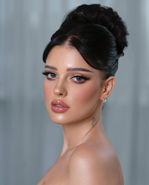 Make Up For Formal Event, Luxury Makeup Look, Walima Makeup, Hairstyles For Formal Events, Hairstyles For Formal, Makeup Types, Job Interview Hairstyles, Glamorous Wedding Makeup, Strapless Dress Hairstyles