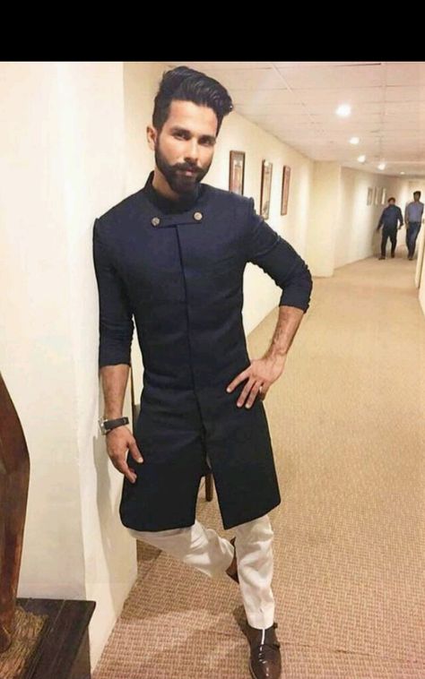 Shahid kapoor 30.1.18 Shahid Kapoor Black Kurta, Shahid Kapoor Traditional Wear, Shahid Kapoor Outfit Fashion Styles, Shahid Kapoor Kurta Style, Tredisnal Dress Man, Shahid Kapoor Suit, Shahid Kapoor Kurta, Best Kurta Designs For Men, Kurta Style For Men