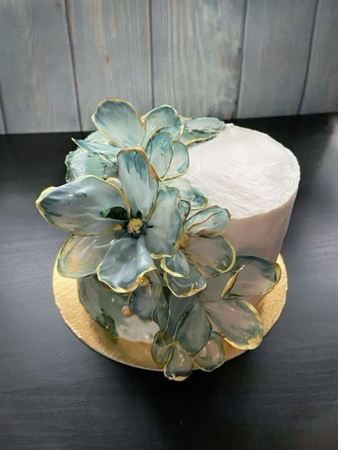 Rice Paper Flowers Cake, Rice Paper Cake Decorations, Elegant Cake Design, Pastry Chocolate, Birthday Cake Decorating Ideas, Wafer Paper Flowers, Beautiful Cake Designs, Elegant Birthday Cakes, Creative Cake Decorating