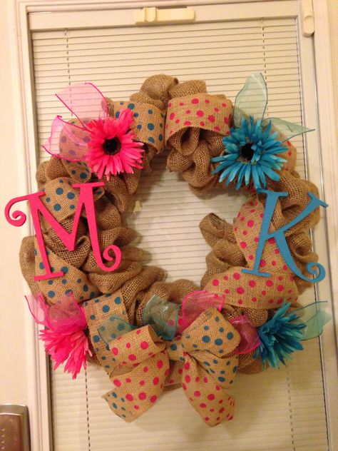 Dorm wreath Dorm Front Door Decor, Dorm Wreath College, Dorm Room Door Signs Cozy, Dorm Room Door Signs Diy, College Dorm Door Decorations Christmas, Dorm Door Decorations, Dorm Door, Dorm Life, College Dorm