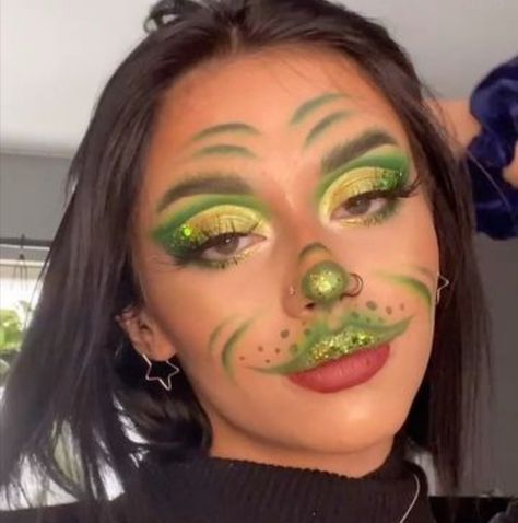 Cute Grinch Makeup, Easy Grinch Makeup, Grinch Makeup Looks, Grinch Makeup, Navidad Natural, Fun Christmas Party Games, Elf Makeup, Creative Eye Makeup, Asian Eye Makeup