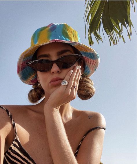 Bucket Hat Curly Hair, Bucket Hat Hair, Summer Hat Hairstyles, Bucket Hat Hairstyles, Bali Outfits, Sunglass Photoshoot, Bucket Hat Outfit, Vacation 2023, Vacation Hairstyles