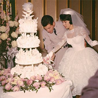 Tommy Sands & Nancy Sinatra    1960 Celebrity Wedding Photos, 1960s Wedding, Wedding Cake Prices, Celebrity Bride, Iconic Weddings, Nancy Sinatra, Hollywood Wedding, Vintage Wedding Photos, Wedding Cakes Vintage