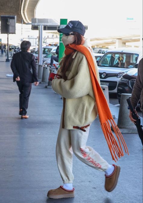 Slipper Outfit, Airport Chic, Slippers Outfit, Models Off Duty Style, Comfy Casual Outfits, Model Outfit, Bella Hadid Style, Cold Outfits, Hadid Style