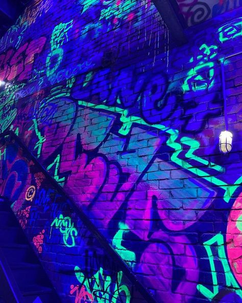 Rave Astethic Wallpaper, Neon Spray Paint Aesthetic, Graffiti Mood Board, Neon Spray Paint Art, Glowwave Aesthetics, Neon Graffiti Aesthetic, Urban Astethic, Neon Graffiti Art, Neoncore Aesthetic