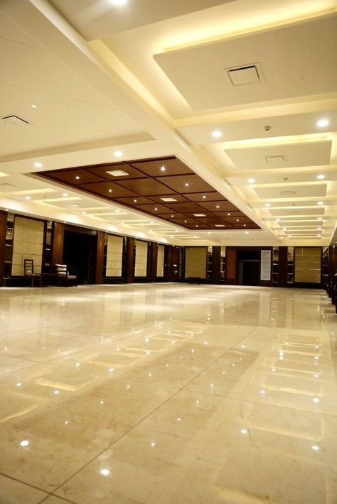 Here's a sophisticated and lively banquet hall designed with brown and gold color tones for all your celebrations. #banquet #events #dinner #venue #varanasi Marriage Hall Interior Design, Banquet Hall False Ceiling Design, Wedding Hall Ceiling Design, Banquet Ceiling Design, Function Hall Interior Design, Banquet Interior Design, Banquet Hall Ceiling Design, Party Hall Interior Design, Marriage Hall Design