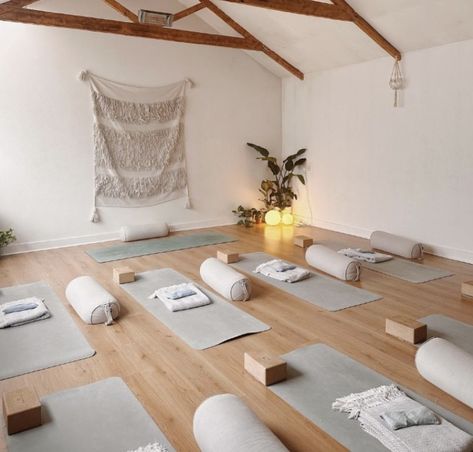 Spa Room Design, Yoga Studio Ideas, Yoga Shala, Yoga Studio Design, Yoga Branding, Wellness Studio, Studio Workshop, Yoga Space, Spa Room