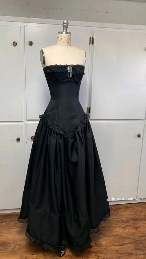 Grunge Ball Gown, Vampiric Goth, Goth Gown, Black Gowns, Alt Wedding, Satin Sleeves, High Low Prom Dresses, Prom Dress Evening, Prom Dresses Yellow