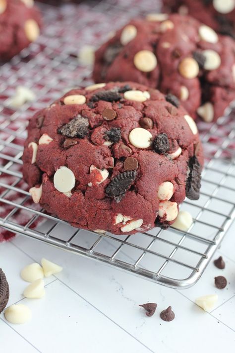 Red Velvet Oreo Cake, Red Velvet Oreo Cookies, Baking With Blondie, Red Velvet Cookie Recipe, Red Velvet Oreo, Velvet Cookies, Chocolate Peanut Butter Pie, Giant Cookie, Red Velvet Cookies