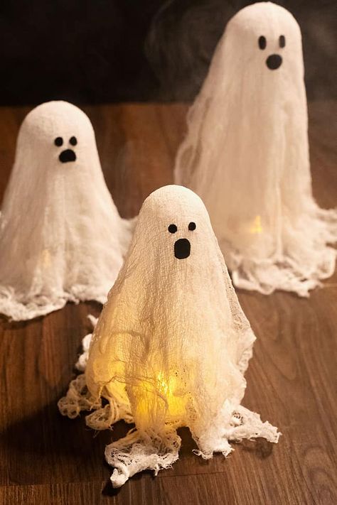 This cheesecloth ghost is SO COOL! It's such a fun and spooky craft for fall and Halloween, and both kids and adults will love how easy these cheesecloth ghosts are to make. And all you need is cheesecloth, glue, and felt! Halloween Ghost Centerpiece, Ghost Out Of Cheese Cloth, Diy Modge Podge Ghosts, Ghost Balloons Diy, How To Make Cheesecloth Ghosts, Tissue Paper Ghost Craft, 3d Ghost Craft, Making Ghosts Out Of Cheesecloth, Cheese Cloth Ghost With Glue