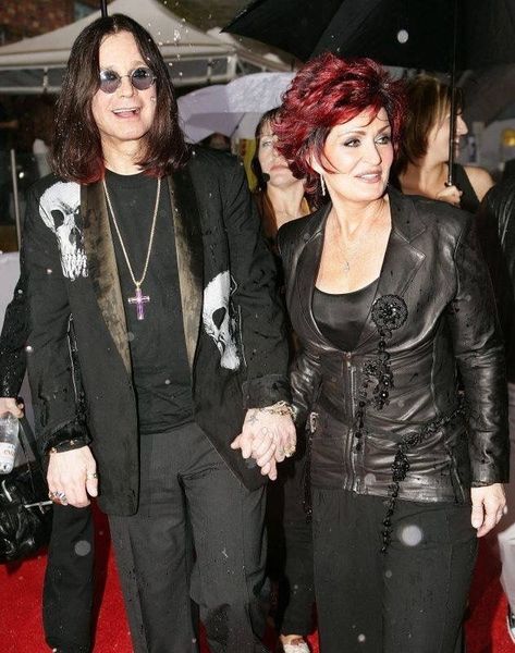 Ozzy And Sharon Osbourne, Music Pic, Ozzy And Sharon, Ozzy Osbourne Black Sabbath, Arte Heavy Metal, Sharon Osbourne, Rockstar Gf, Couples Halloween Outfits, Crazy Train