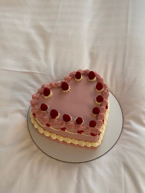 Cake Designs For Friends, Friends Inspired Cake, Cake 16 Birthday Girl, Heart Shapes Cake, Birthday Cake Aesthetic Heart, Birthday Cake Best Friend, Birthday Cake For Friend, Heart Cake Inspo Aesthetic, Birthday Cake For Best Friend