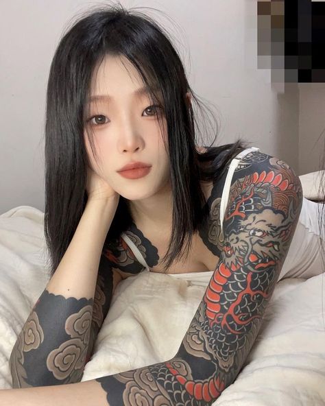 大西 (@dx.daxi) • Instagram photos and videos Women Japanese Sleeve Tattoo, Japanese Tattoo Ideas Female, Asian Women Tattoos, Japanese Woman Tattoo, Irezumi Women, Irezumi Bodysuit, Wabori Tattoo, Japanese Irezumi Tattoo, Irezumi Sleeve