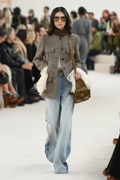 Chloé Fall 2024 Ready-to-Wear Runway, Fashion Show & Collection Review [PHOTOS] 2024 Clothes, Fashion Expression, Chloe Fashion, Fall Wardrobe Essentials, Fall 24, Wardrobe Inspiration, Runway Trends, Fashion 2024, Life Tips