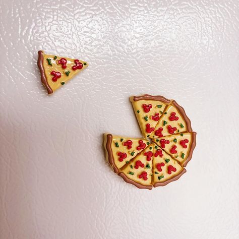 🍕 Who doesn’t love pizza? Add a little fun to your fridge, locker or any other magnetic surface with these adorable pizza magnets!!🍕#pizza #magnet #etsy Pizza Magnet, Polymer Clay Magnet, Cute Magnets, Mini Magnets, Clay Magnets, Funky Decor, Love Pizza, Crafty Gifts, Pizza Slice