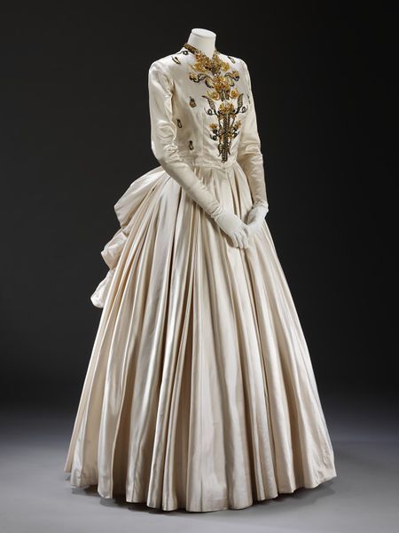 #Modest doesn't mean frumpy. #DressingWithDignity on.fb.me/1lfqxT2 Evening dress and petticoat   Jacques Fath 1948 Gaun Abad Pertengahan, Jacques Fath, Century Dress, Period Dress, Old Dresses, Antique Dress, Medieval Dress, Retro Mode, Vintage Gowns