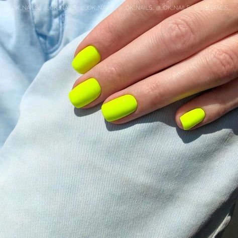 Almond Acrylic Nails White, Polish For Short Nails, Short Almond Acrylic Nails, Swirls Nails, Nail Art Printer, Neon Yellow Nails, Shiny Nails Designs, Yellow Nail Art, Yellow Nails Design