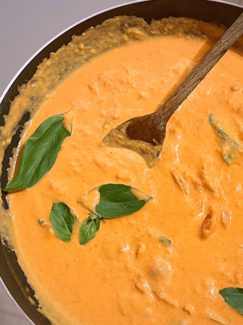 Mascarpone and Tomato Sauce - Feasting on Italy Marscapone Sauce Recipes, Mascarpone Cream Sauce, Mascarpone Dinner Recipes, Uses For Mascarpone Cheese, Marscapone Recipes, 50 Diner, Mascarpone Pasta, Pizza Dishes, Mascarpone Sauce