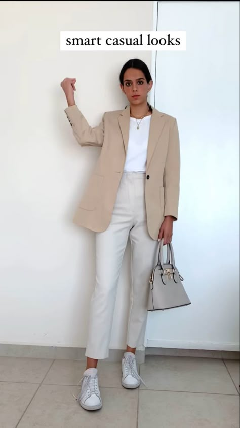 Beige Blazer Outfits Women Casual, Khaki Blazer Outfit Women, Beige Blazer Outfit, Mode Ab 50, Office Outfits Women Casual, Smart Casual Women Outfits, Khaki Blazer, Looks Jeans, Blazer Outfits For Women