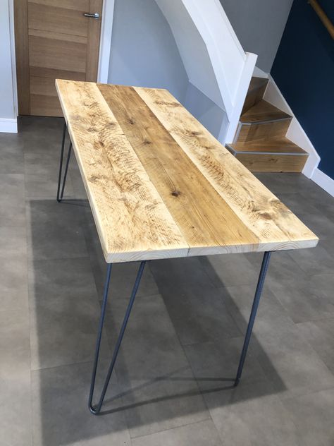 How to make a 4-6 seater dining table from reclaimed scaffold boards | Friday-Ad Blog Reclaimed Scaffold Boards, Diy Scaffold Board Table, Diy Wooden Dining Table, Scaffold Board Furniture, Scaffold Board Table, Scaffold Table, Scaffold Furniture, Beach House Decor Living Room, Hairpin Dining Table