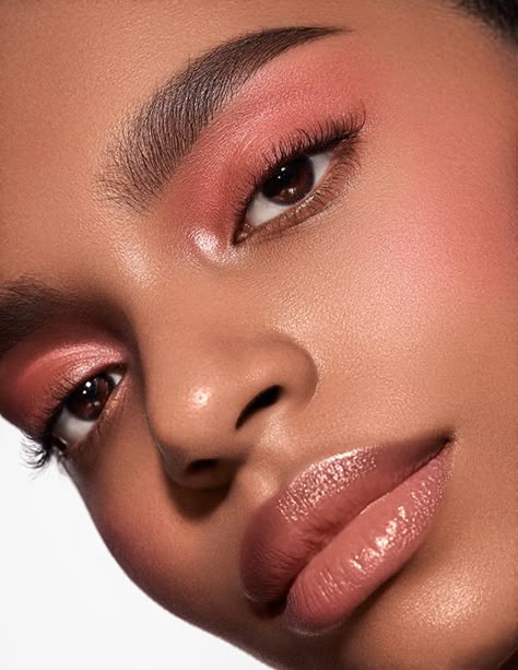 Fresh Pink Makeup, Natural Peachy Makeup, Peachy Blush Makeup, Pink Soft Makeup, Peachy Makeup Look On Dark Skin, Peach Toned Makeup, Peach Glow Makeup, Peach Fuzz Makeup, Peach Editorial