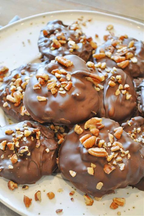 Vegan Caramel Candy, Vegan Christmas Candy, Vegan Turtles, Pecan Treats, Slow Cooker Candy, Turtle Recipe, Vegan Candy, Chocolate Covered Raisins, Vegan Slow Cooker