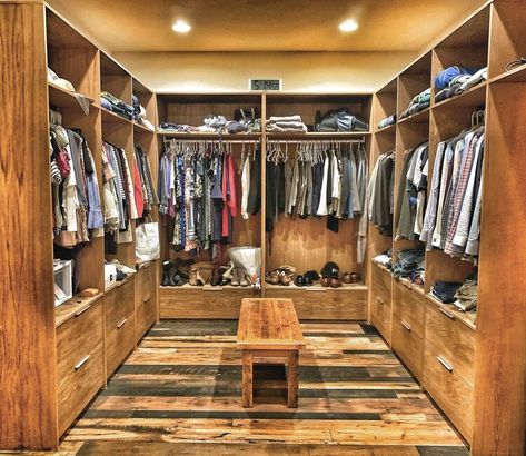 Barndominium Master Closet Ideas, Wood Closets Ideas, Log Cabin Walk In Closet, Barndominium Walk In Closet, Big Walk In Closet Ideas, Rustic Closet Designs, Western Walk In Closet Ideas, Cottage Walk In Closet, Country Closet Ideas