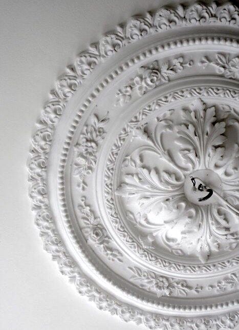 plaster ceiling medallion Chandelier Medallion, Ceiling Roses, Hallway Ceiling, Swag Chandelier, Visuell Identitet, City Escape, French Living Rooms, French Vintage Decor, Ceiling Detail