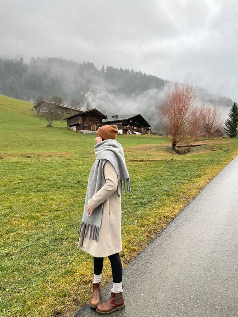 Switzerland Aesthetic Clothes, Swiss Women Fashion, Ireland Fashion Winter, Fall In Switzerland Outfit, Switzerland Fall Fashion, Austria Aesthetic Outfits, Interlaken Outfit, Switzerland December Outfit, Fall Switzerland Outfits