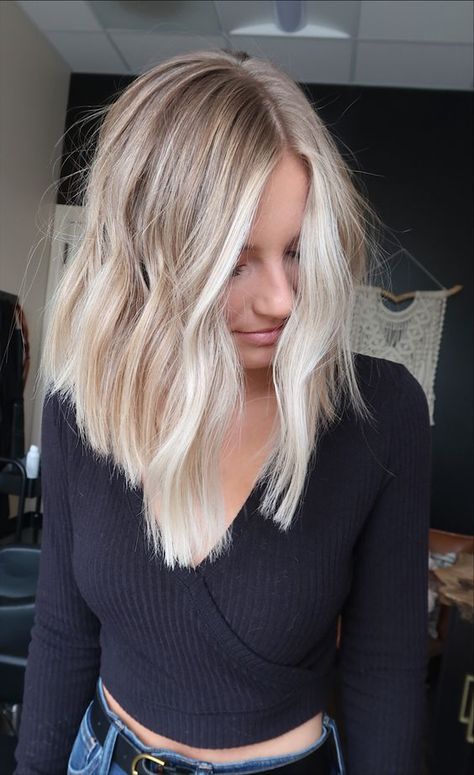 Lob Haircut Blonde Highlights, White Blonde Balayage Short Hair, Short Blonde Winter Hair, Blonde Lob Hair 2023, Dimensional Blonde Long Bob, Highlights On Short Blonde Hair, Rooted Blonde Lob, Full Balayage Blonde Short, Lived In Blonde For Fall