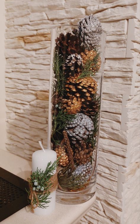 Pine Cone Vase Christmas, Arrangements With Pinecones, Pine Tree Home Decor, Christmas Table Decorations Pine Cones, Xmas Pine Cone Decorations, Pine Cone Home Decor, Pinecone Vase Centerpiece, Pigne Ideas, Pine Cones Christmas Decorations