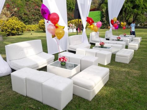 Bar una experiencia diferente de Cocktail's House | Foto 3 Outdoor Lounge Party Ideas, White Party Centerpieces, Outdoor Lounge Party, Emerald Wedding Decor, Indian Wedding Decorations Receptions, Cosy Lounge, Lounge Interiors, Dinner Party Decorations, Outdoor Cocktail